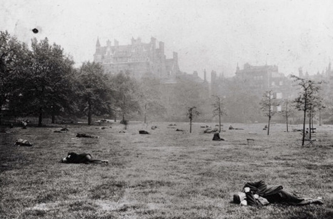 Лондонский Грин парк в 1902 году. О его посещении Джек Лондон отозвался так: «Здесь во второй половине дня я начитал два десятка оборванцев, спавших в траве»
