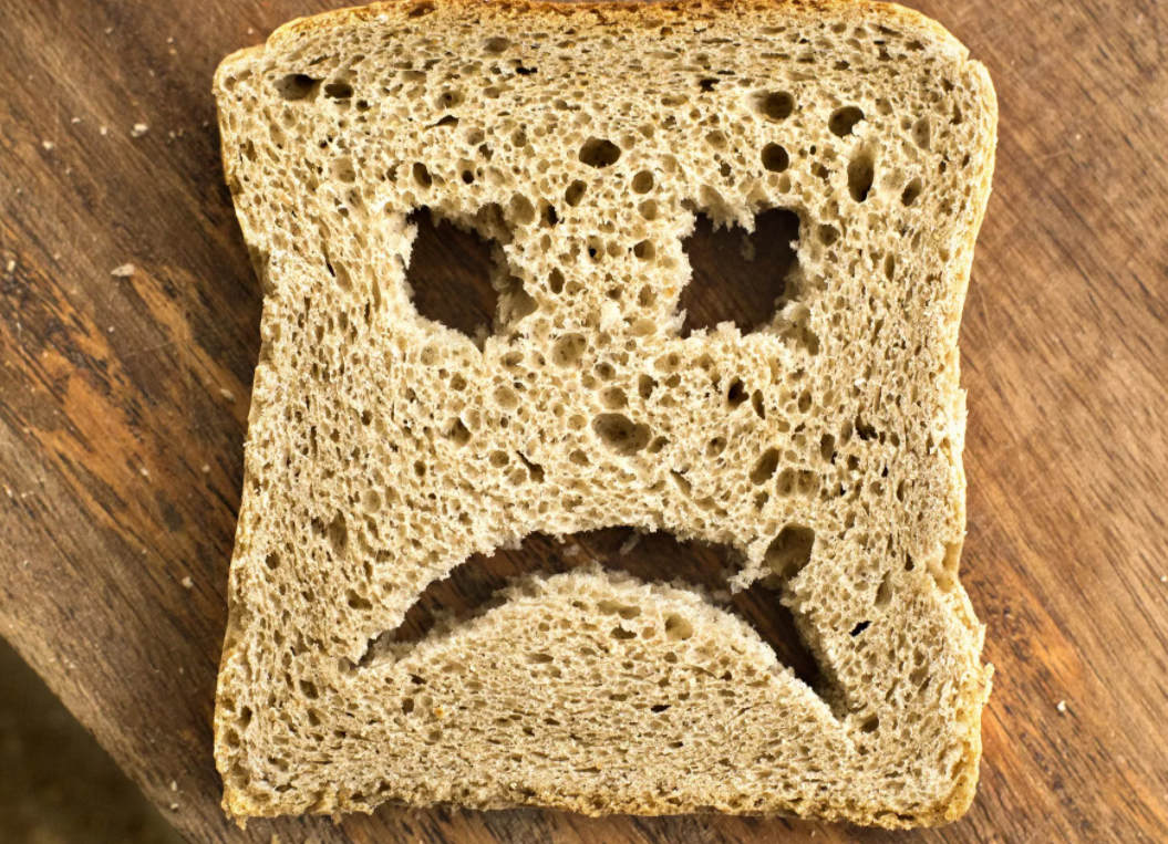 черная плесень на хлебе. баллада о черством куске хлеба. лившиц баллада о черством куске. плесневые грибы на хлебе. баллада о черством хлебе лившиц.