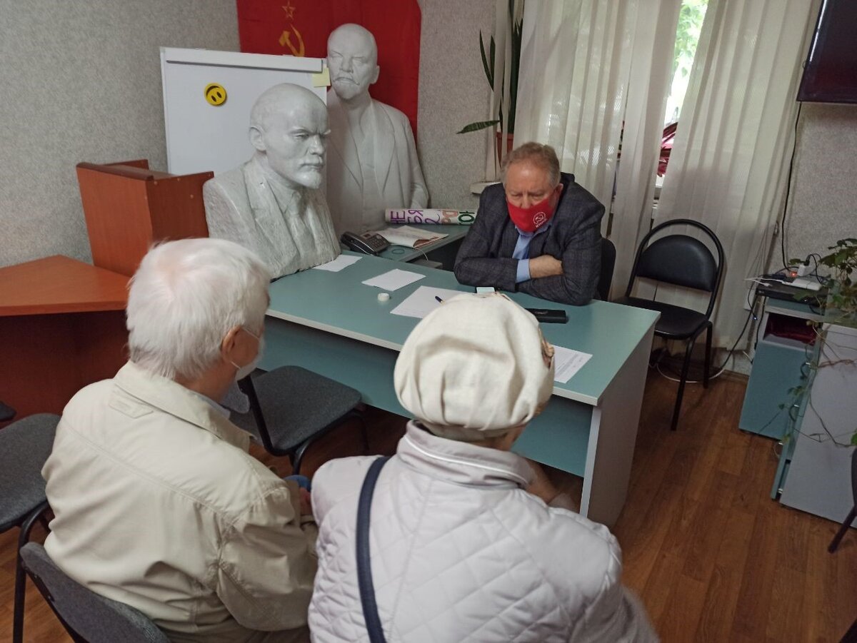 Фото с одного из приемов граждан координатором «Народной приемной» С.П.Обуховым 