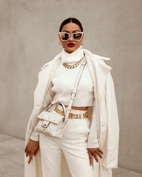 Брючный костюм в сочетании с пальто, всё в одном цвете, присутствуют золотые аксессуары 