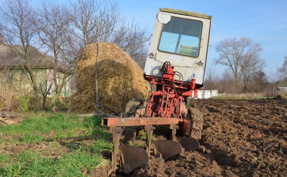 spectehnika-info.ru. Фото с Яндекса. Вспашка огорода.
