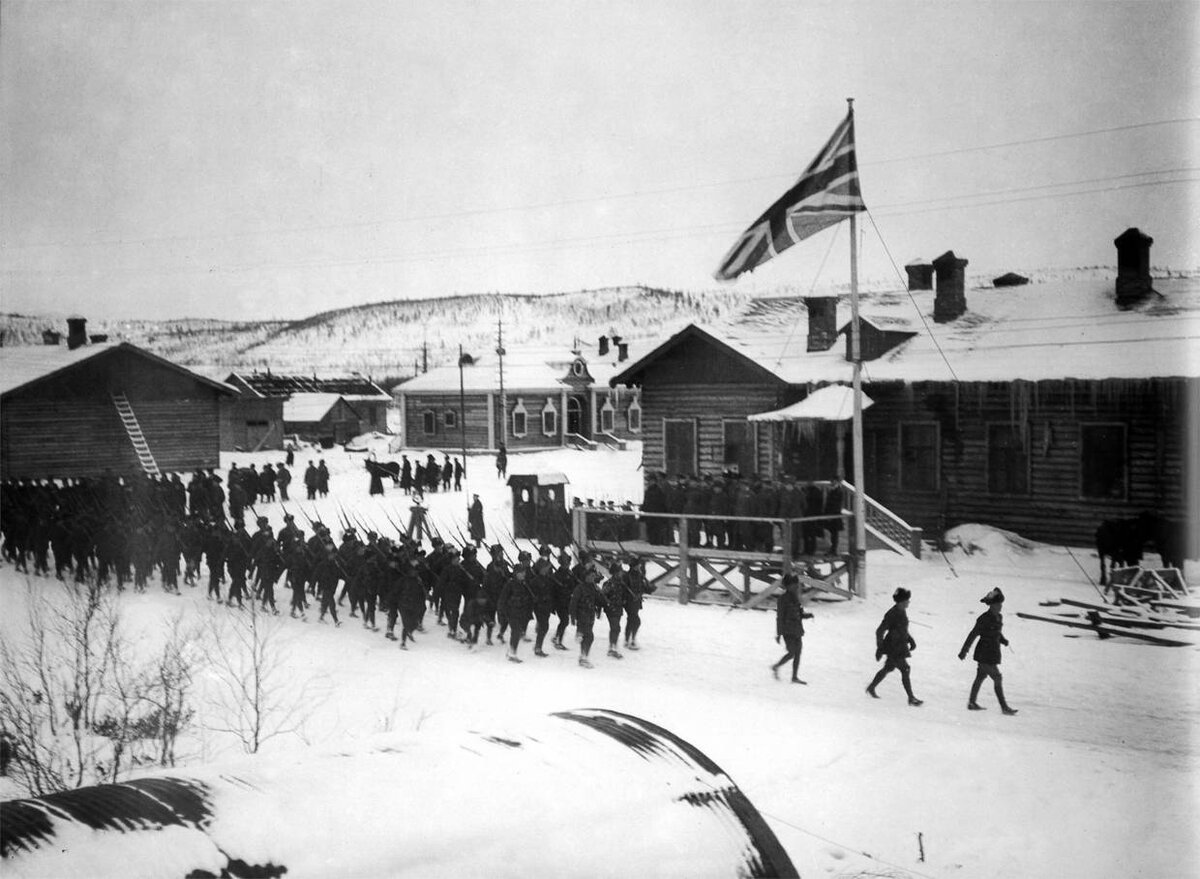 Интервенты в архангельске 1918. Шенкурская операция 1919. Высадка англичан в мурманске. Англичане в мурманске 1918. Интервенция 1918-1920 архангельск.