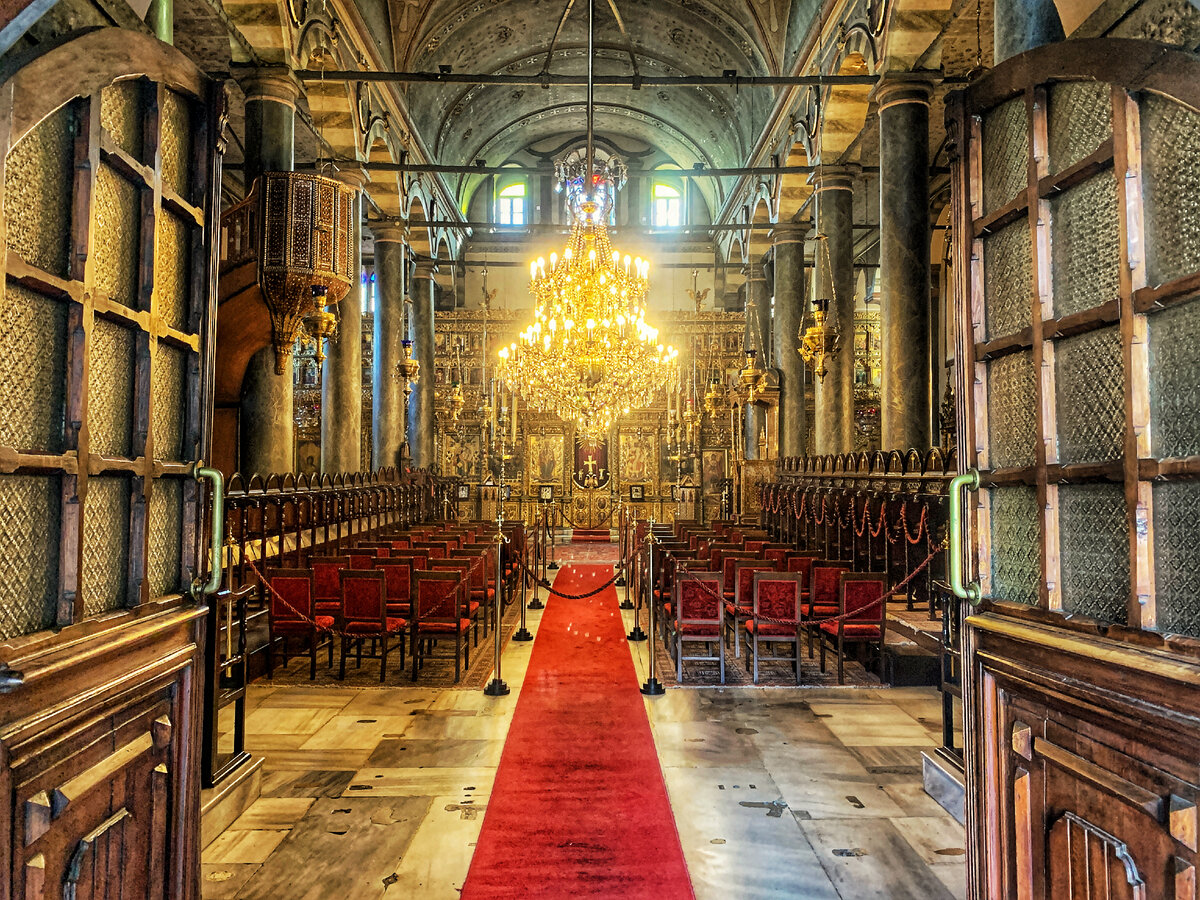 Вид на внутреннее убранство церкви из главных дверей. Фото автора. Листайте галерею, чтобы увидеть больше