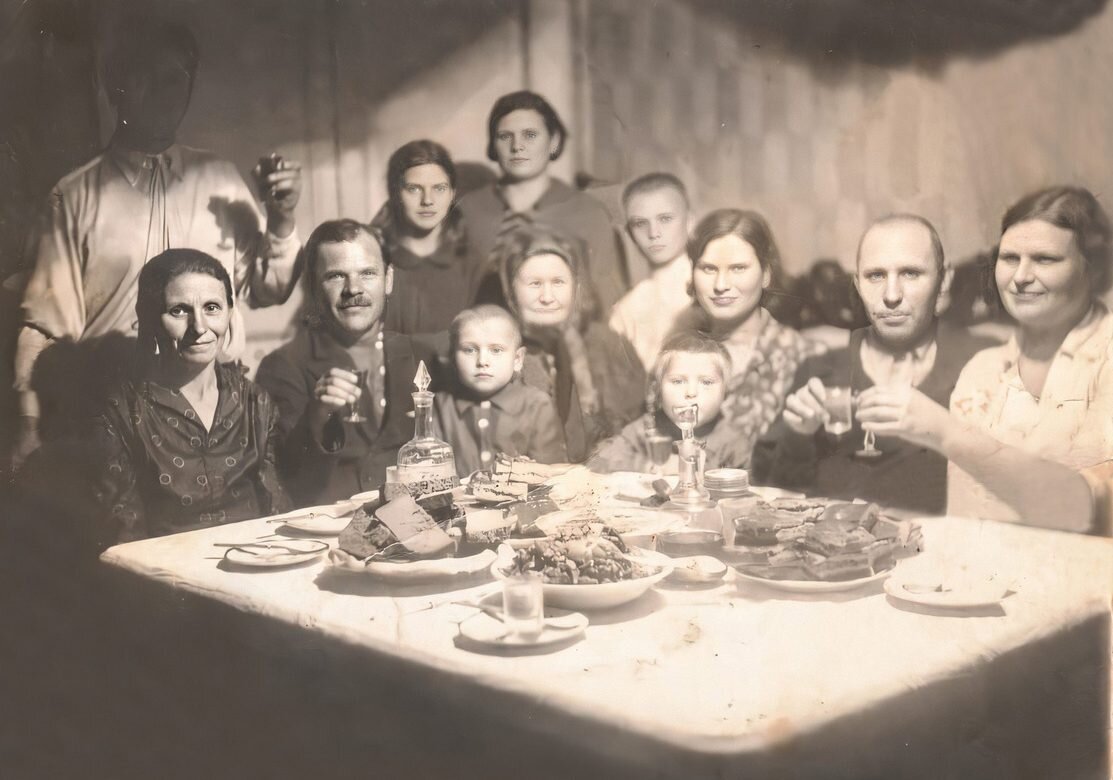 Сколько таких больших и дружных семей разрушила война. Третья справа — Ирина Львова с сыном Владимиром на руках. До войны еще 4 года. Фото из архива Ирины Рис (Львовой)