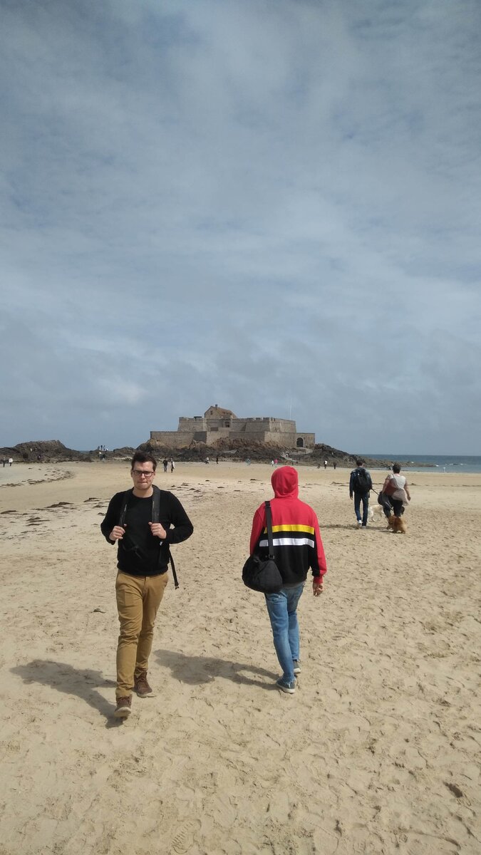 когда ничинается прилив, этот остров скрывается. Нужно быть уверенным в себе, чтобы там остаться до следующего отлива