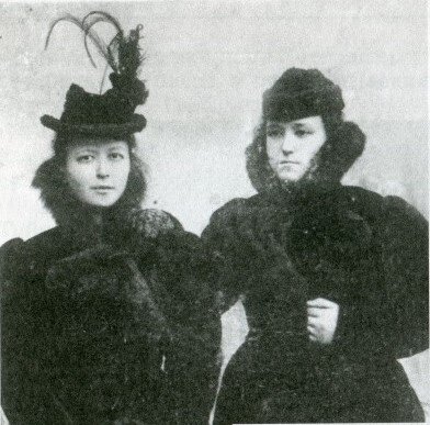 Сестры Рутницкие - Ольга, мать поэта (слева) и тетя Мария ивановна. Конец 1890-х гг. Из открытых источников