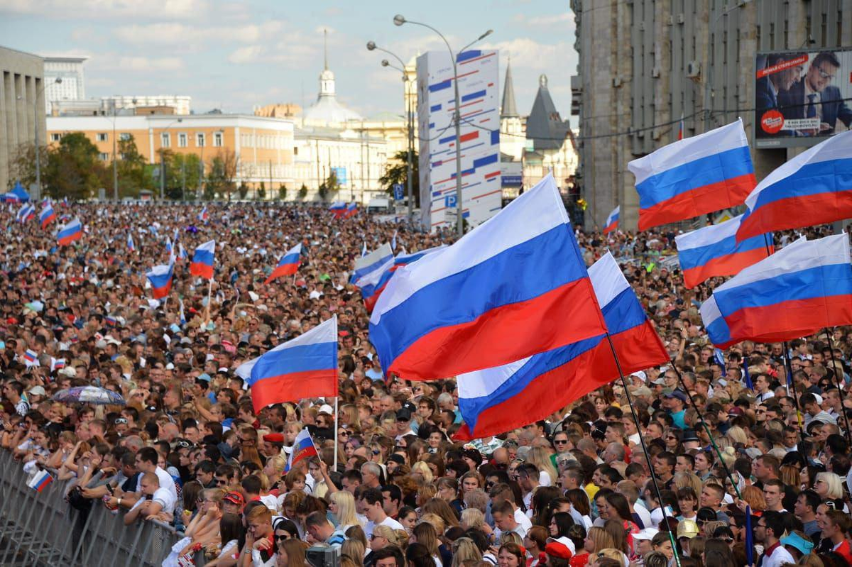 Русский народ руководящий народ. Россия человек. Толпа народа с российским флагом. Россияне с флагами. Люди с российским флагом.