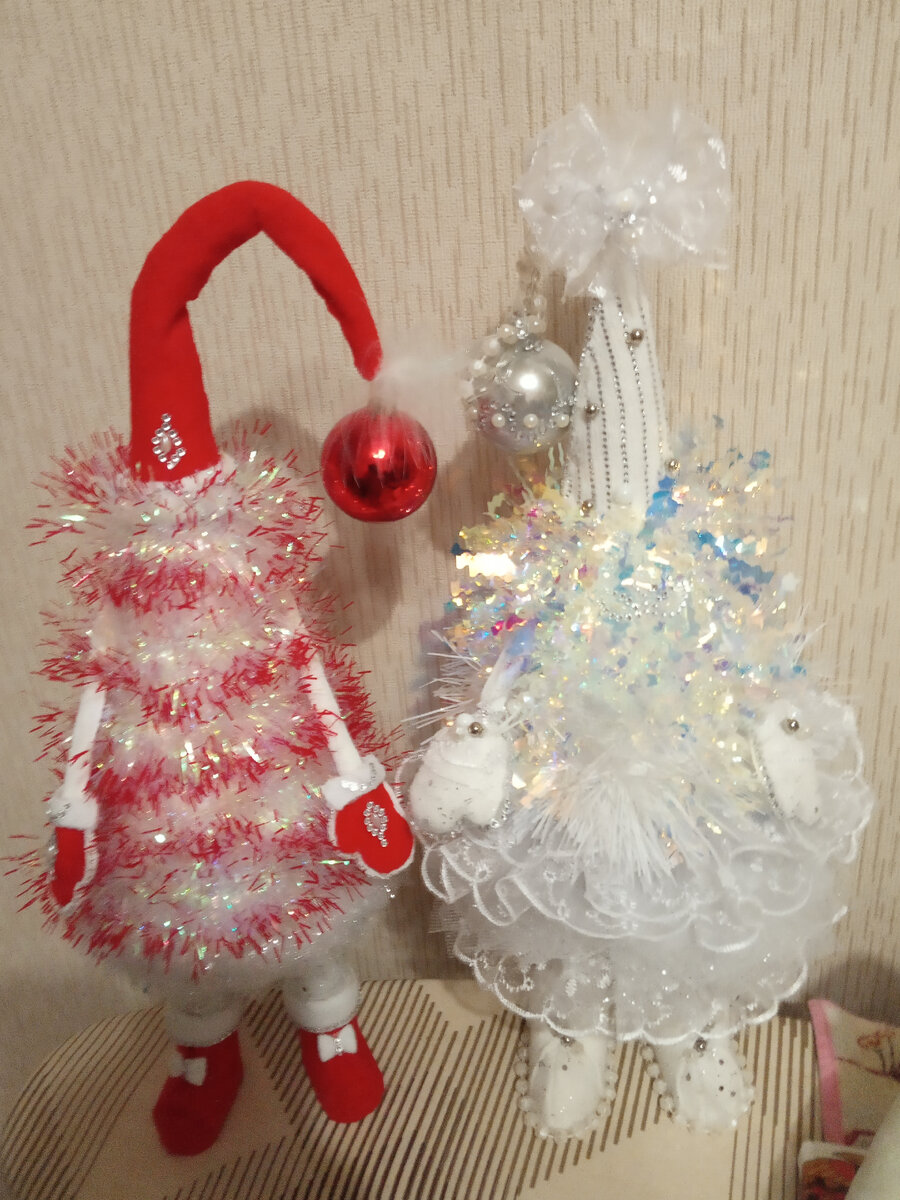 Красную Топотушку забронировал сынуля. Сказав, что хоть одна должна остаться дома. Но именно красная ему приглянулась. 