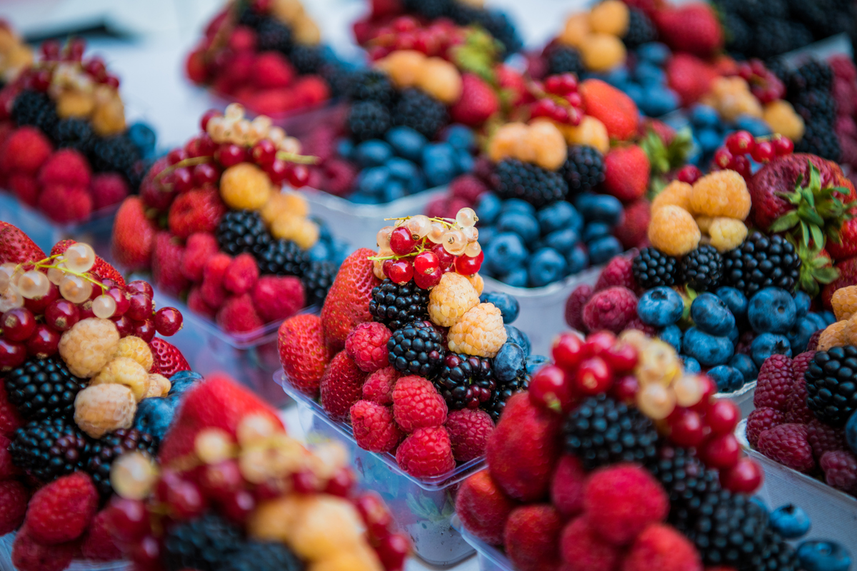 Какие фрукты являются ягодами. Мева сабзавотчилик. Фрукты и ягоды. Ягоды на рынке. Плод ягода.