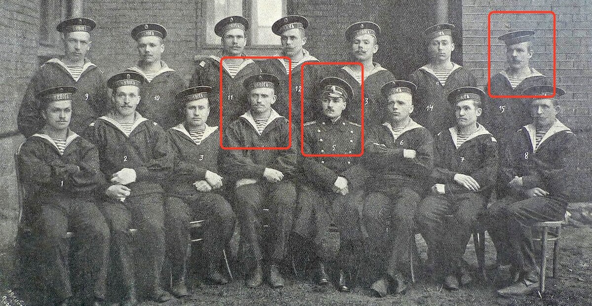 Весна 1913 года, экипаж подводной лодки "Минога", среди них отмечены некоторые люди, о которых пойдет речь ниже - командир подводной лодки Лейтенант Герсдорф (5), боцман Гордеев (4), электрик унтер-офицер Назаревский (15)