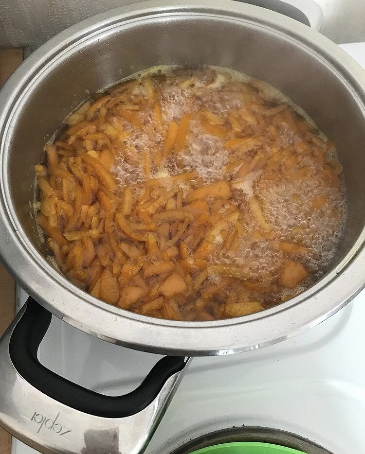 Процесс варки кожуры.
