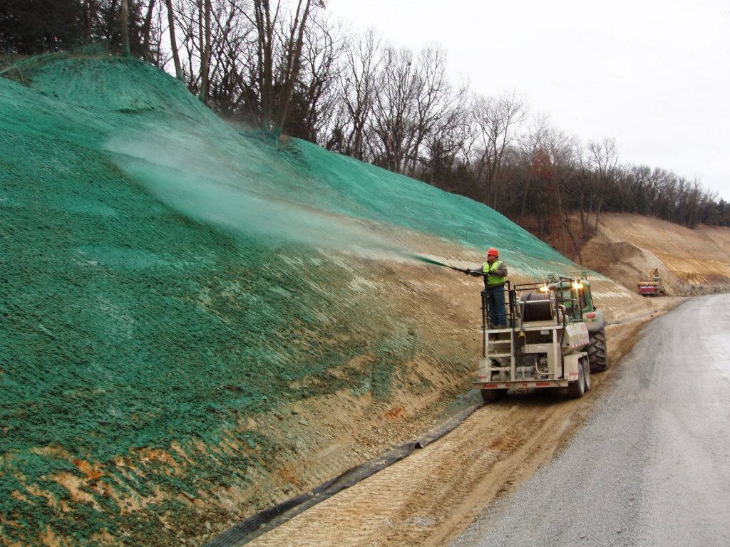 Технологическое укрепление откосов методом гидропосева на участке автодороги