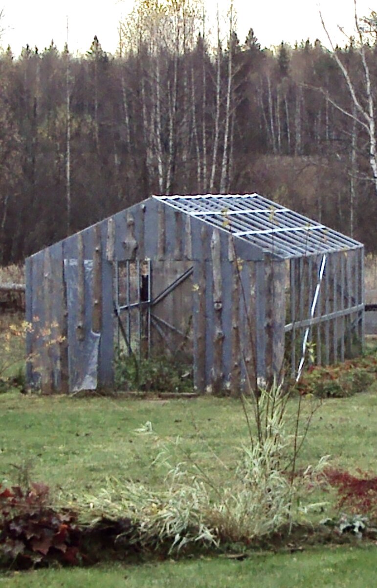 Торцы теплицы зашил просто горбылём, а на каркас 3 года накидывал армированную плёнку и удерживал её на каркасе при помощи сетки с крупной ячейкой.