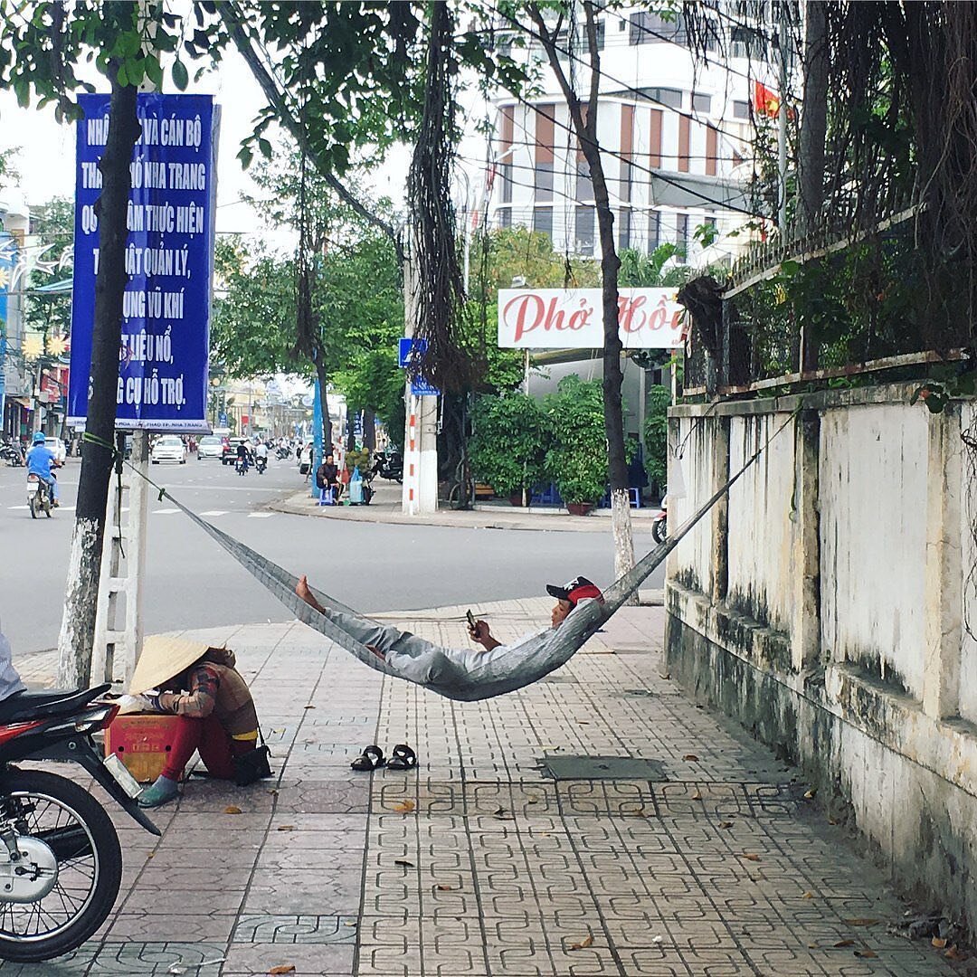 А почему бы и нет? Можно поспать прямо посреди улицы в обеденное время:)