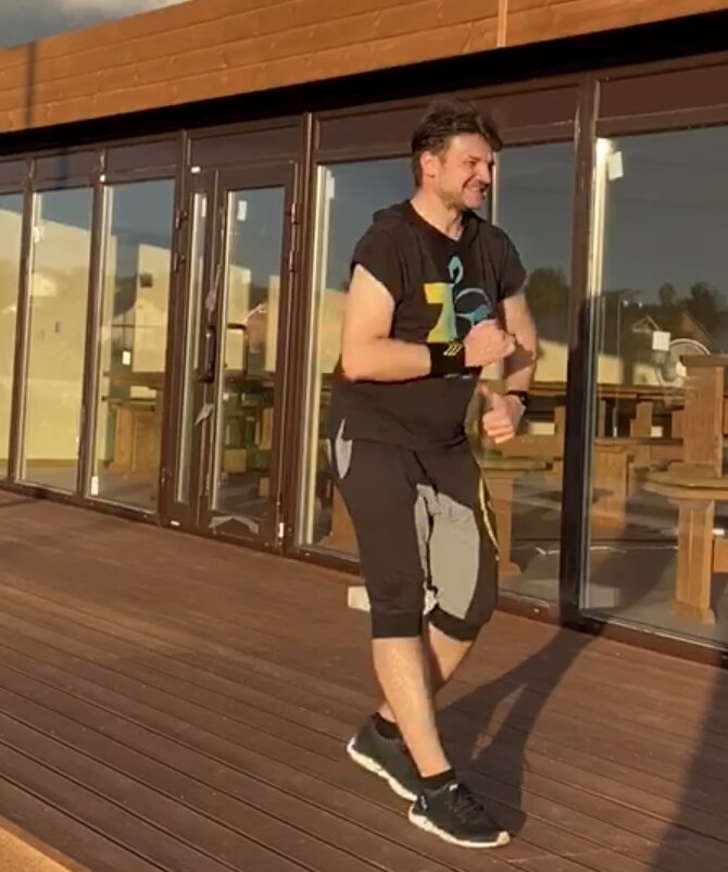 Сегодня поговорим о ритмах. Вы уже, скорее всего, слышали, что #Zumba – это танцевальная программа, основанная на латиноамериканских и мировых ритмах. А что же это такое? Ритмы, а точнее имеются в виду музыкальные стили, это характерные для определенной страны, национальности или народности мелодии (как музыка, так и песни). В программе Zumba® Fitness, очевидно, используются мелодии, родиной которых являются страны Латинской Америки. Основных музыкальных стилей здесь четыре. Это сальса, меренге, кумбия и реггетон. И четверка обязательно должны прозвучать во время одной тренировки Zumba®. (Если ваш инструктор нарушает данное правило, то это повод усомниться в его профессионализме, знаниях и опыте). Каждый из этих стилей отличается своим ритмом (и счетом), характерным звучанием и определенными танцевальными движениями, по которым их очень легко узнать. Например, сальса – это перестукивание перкуссии и ритмичные переступания, а меренге – это ярко выраженный марш под сильные равномерные удары. Конечно, на тренировках Zumba® все движения стилизованы для каждого из ритмов, чтобы быть не только элементом танца, но и элементом физического упражнения. Задача каждого инструктора Zumba® уметь отличить каждый ритм, знать его базовые шаги и технично их исполнять. Чтобы каждое звучание музыкального трека подчеркивался красивыми движениями, дополнялся ими.
Конечно, бывают композиции, сочетающие в себе сразу несколько ритмов – начинали с реггетона, а припев оказался сальсой. И здесь также инструктор должен четко выделить каждую часть и правильно ее станцевать.
Когда же видишь, что группа учеников двигается синхронно, правильно и ритмично, получаешь невероятное удовольствие и от музыки, и от танца, и от занятия.
На своих тренировках, если я вижу, что кто-то неправильно выполняет какое-то движение (и особенно, если неправильная техника может привести к травме), то нахожу минутку между треками или по окончании занятия, чтобы в двух словах разъяснить и показать отдельный элемент. И я очень рад, что уже на следующей тренировке мои ученики стараются избегать своих ошибок.
Ну и еще хотелось бы обратить внимание на такой момент – иногда я вижу, как характерное для одного ритма движение пытаются перенести на другой музыкальный стиль. Лично я стараюсь такой подход не использовать и отбраковываю хореографии или их элементы, чтобы заменить движения на более подходящие музыке. Пусть кумбия остается кумбией, а сальса – сальсой.
Также, помимо четырех базовых ритмов инструктор вправе использовать любые другие мелодии и движения, но важно представлять себе, что это за стиль, его технику и уникальность звучания. А вот про специфику различных ритмов мы поговорим в другой раз.
А какой базовый ритм у вас самый любимый?
#Зумба #зумбаможайск #зумбамосква #ZIN 