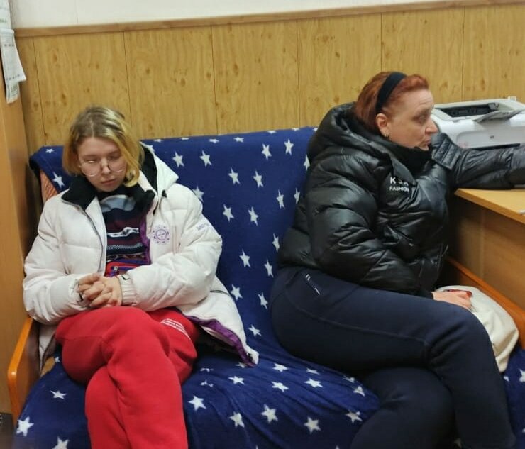 На фото 15 летняя жрица любви и ее мать.