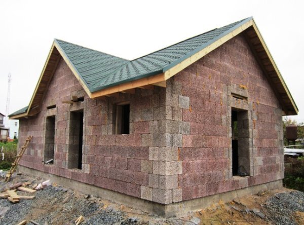 Стены дома, выстроенные из пустотелых арболитовых блоков, заполненных внутри утеплителем и бетоном