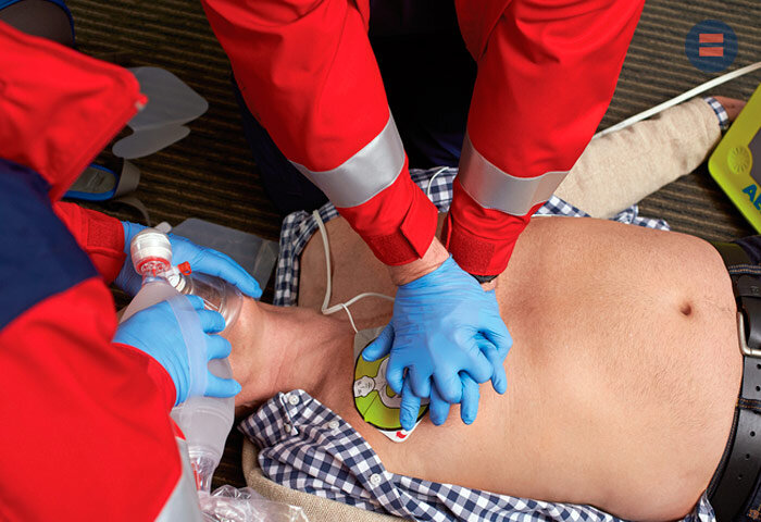 Дефибрилляция при остановке сердца позволяет вернуть человека к жизни