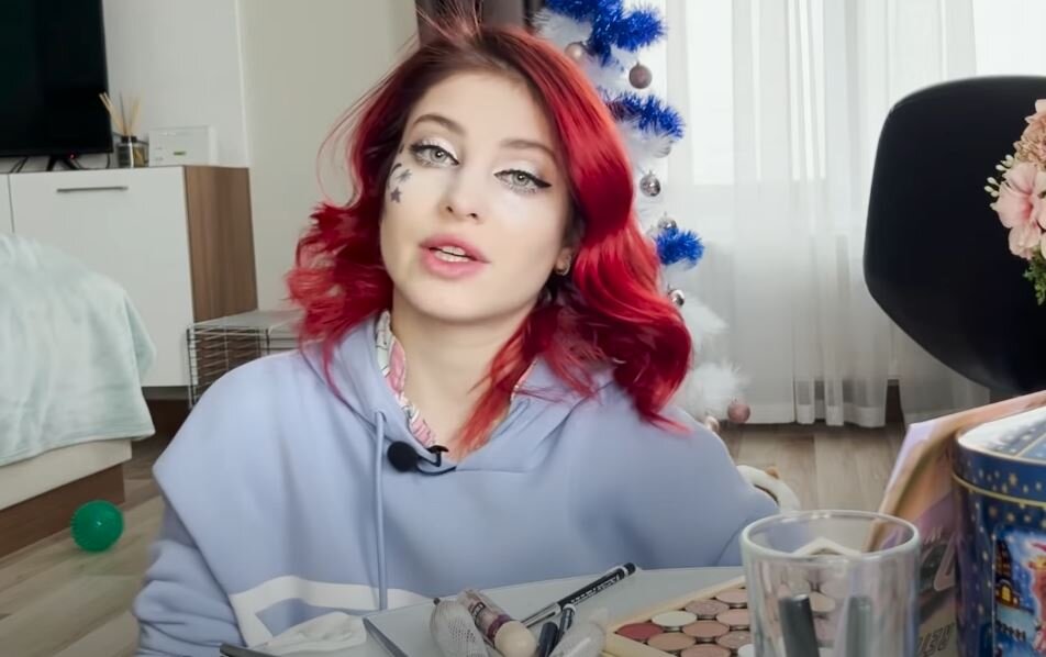 Алена Косторная на своем Youtube канале.