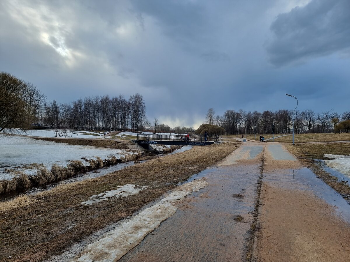 После зимы велодорожки выглядят не ахти