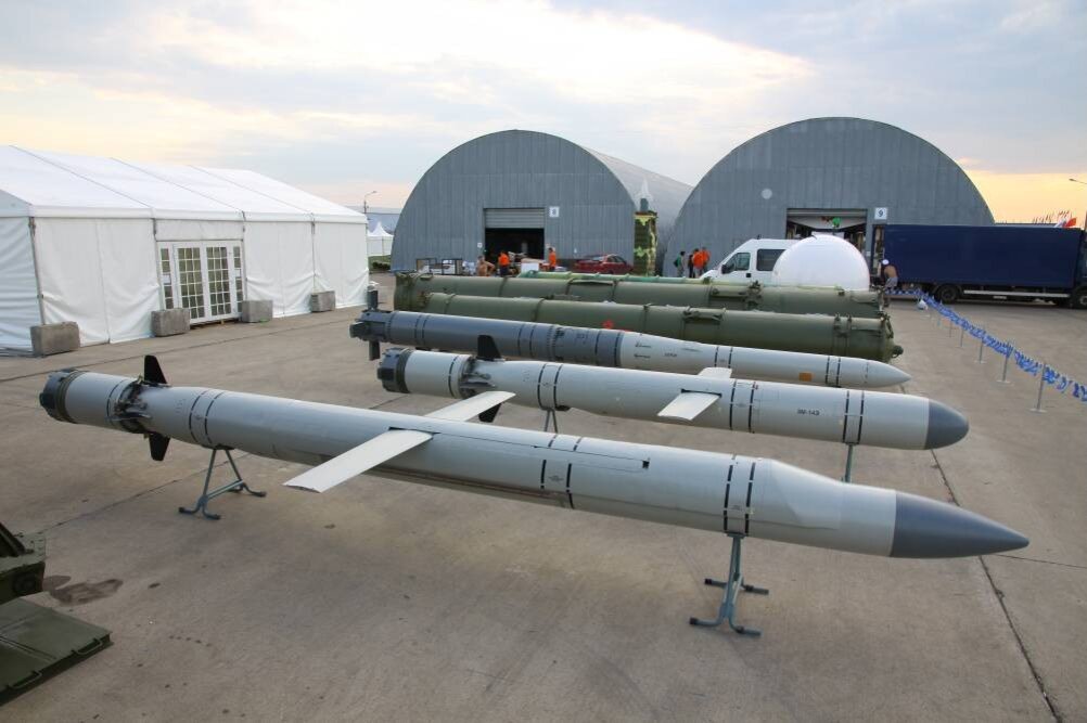 Ракеты комплекса "Калибр". На переднем плане противокорабельная 3М54Э 