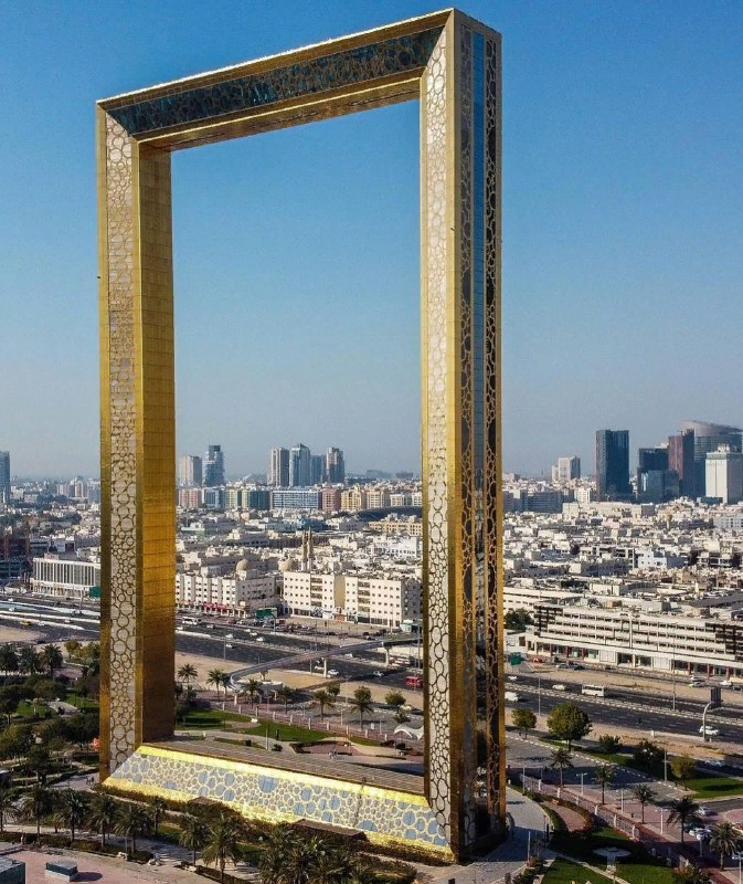 Dubai frame. Золотая арка Дубай. Золотая рамка Дубай высота. Золотая рама в Дубае. Золотая рамка Дубай.