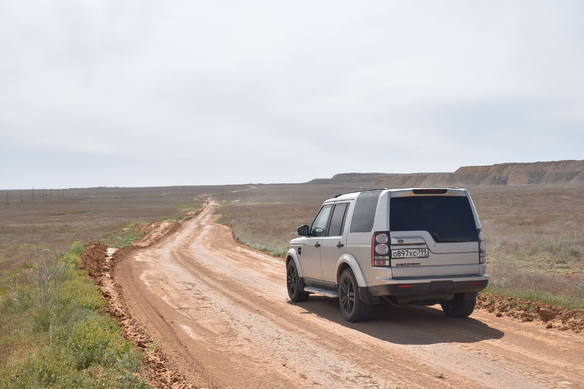Восхитительные степные дороги в окрестностях озера.