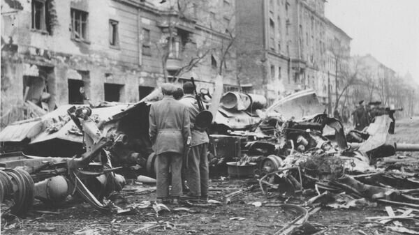    Разрушенные улицы Будапешта во время восстания 1956 года © AP Photo