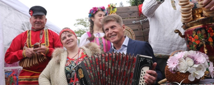 Фото. Яндекс. Радостный губернатор Кожемяко играет на аккордионе!