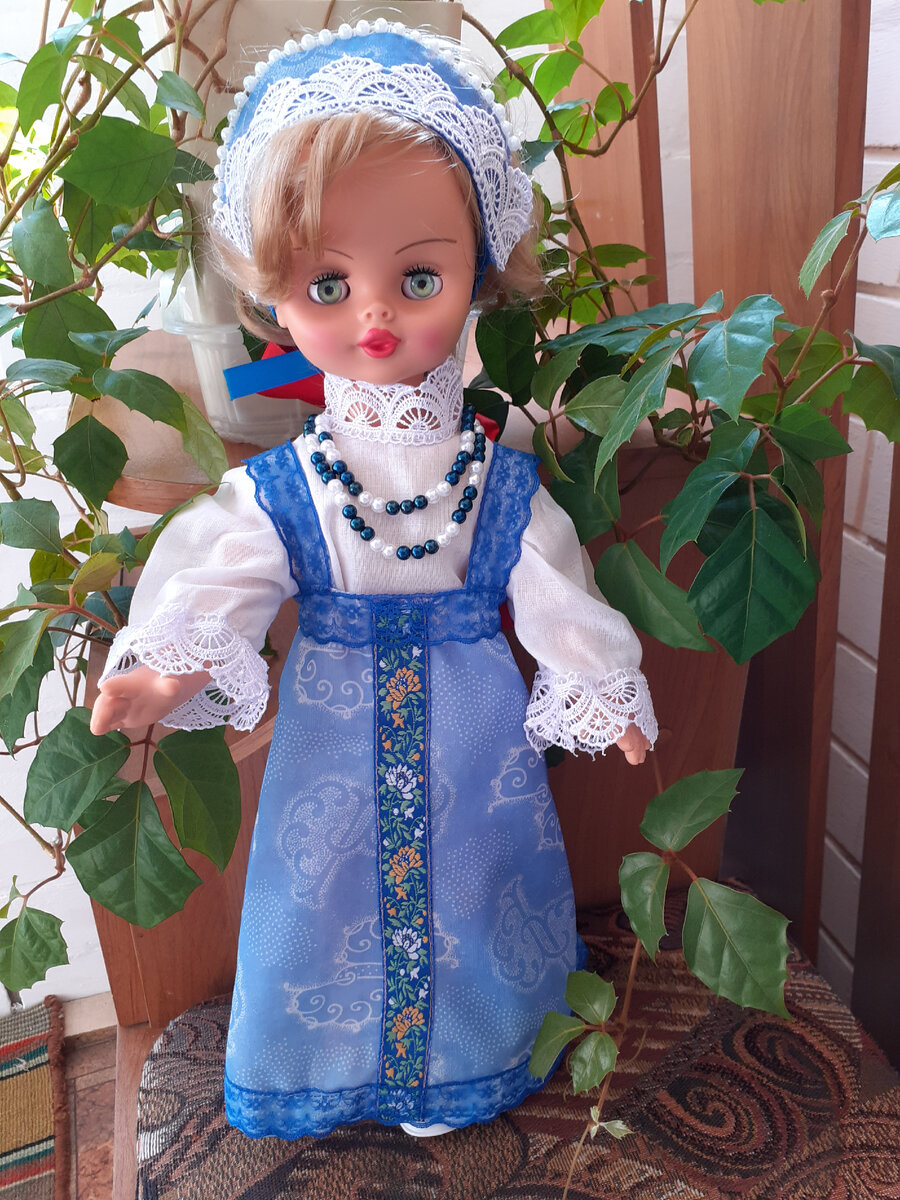 Василиса. Блуза, сарафан, кокошник, всё, как положено...