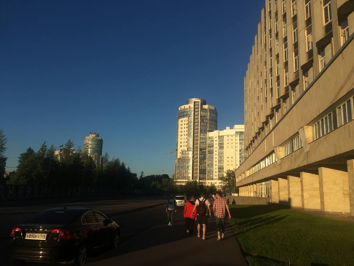 Народ не весь на празднике