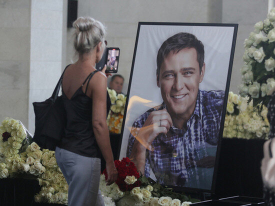     На церемонии прощания с Юрием Шатуновым пришедшие не стеснялись фотографировать буквально все Наталия Губернаторова