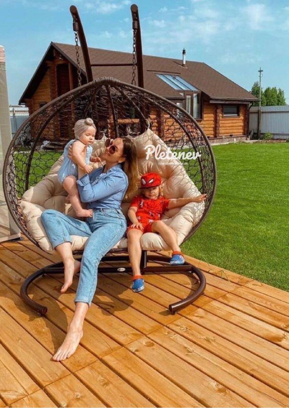 На фото Двухместное подвесное кресло.