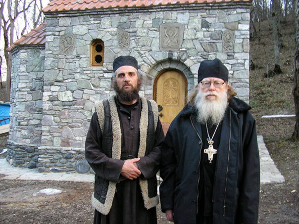 Архимандрит Рафаил (Карелин) справа