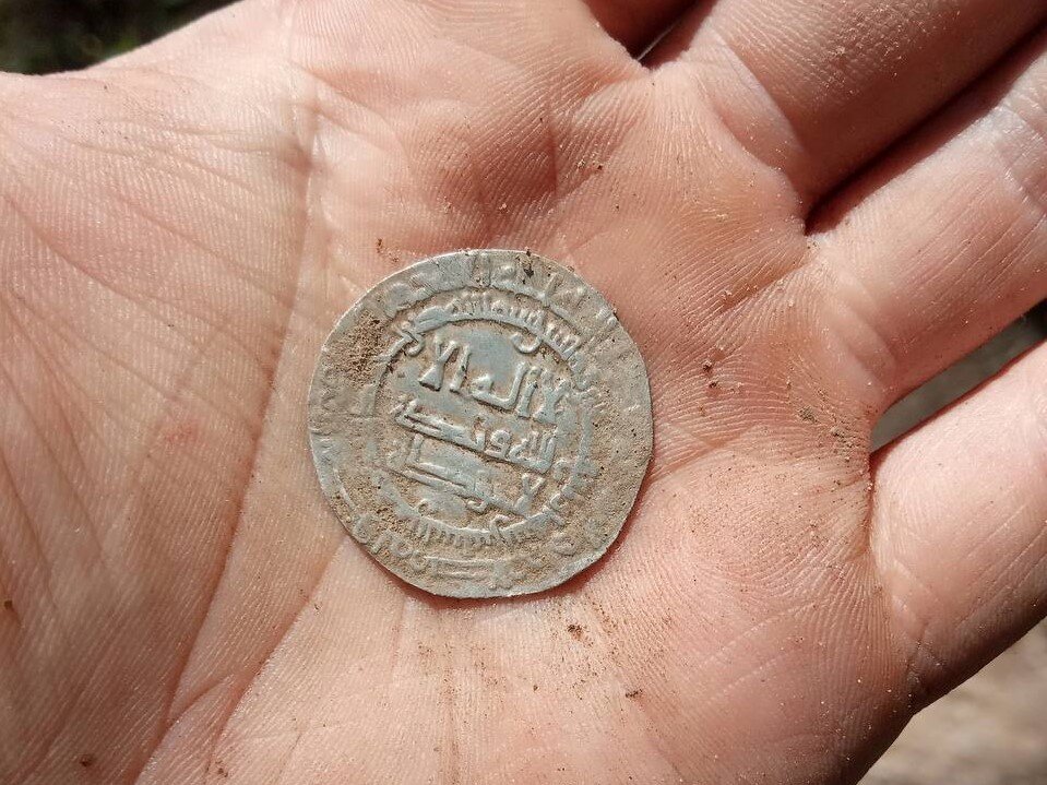 Серебряный дирхем из кургана Л-214