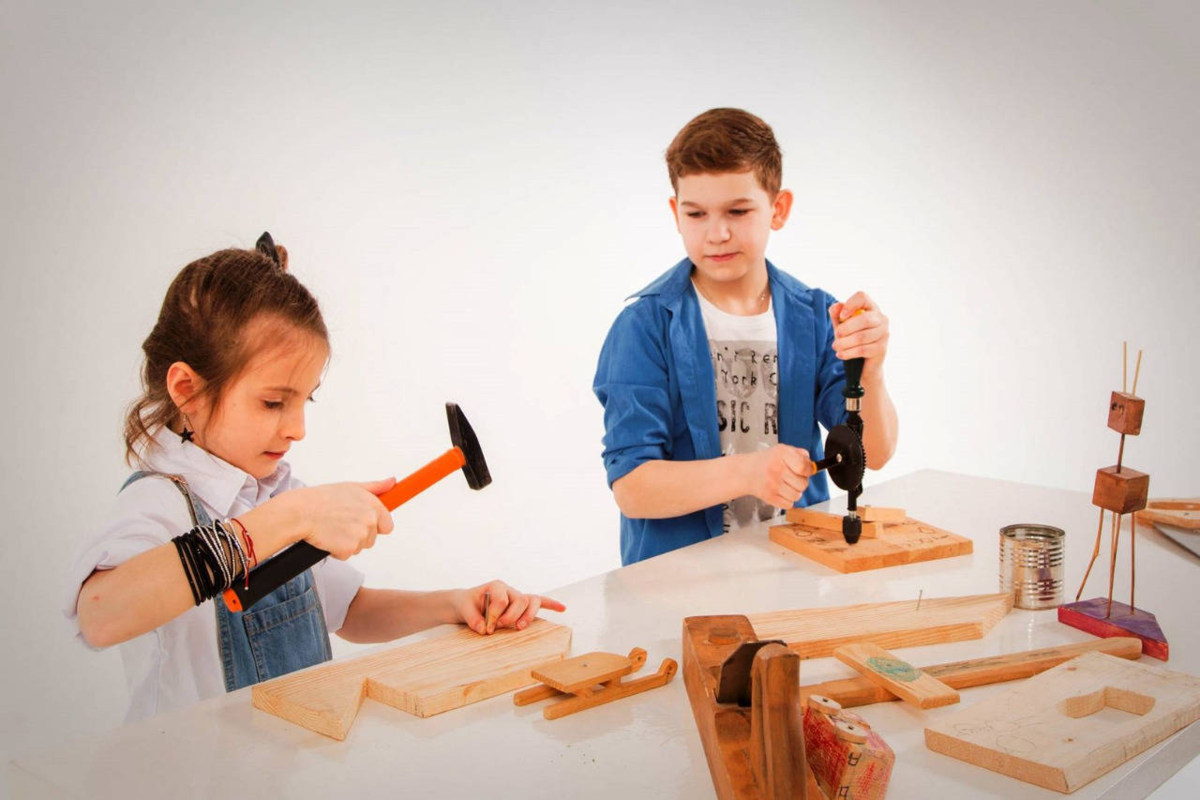 Школьник мастерски. Школьник мастерски. Столярное дело для детей. Школьный трудовик. Школьные столярные мастерские.