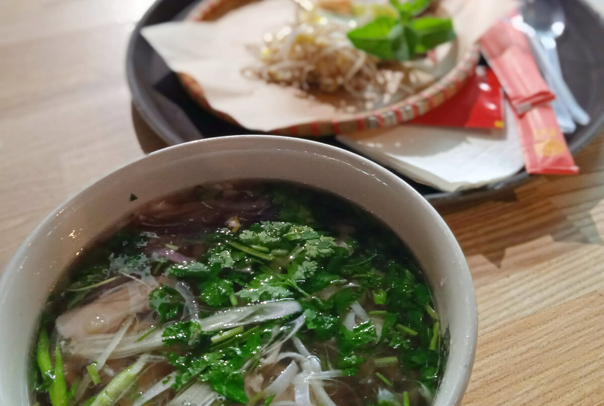 Вьетнамский острый суп Фо га - с курицей, лапшой и лаймом