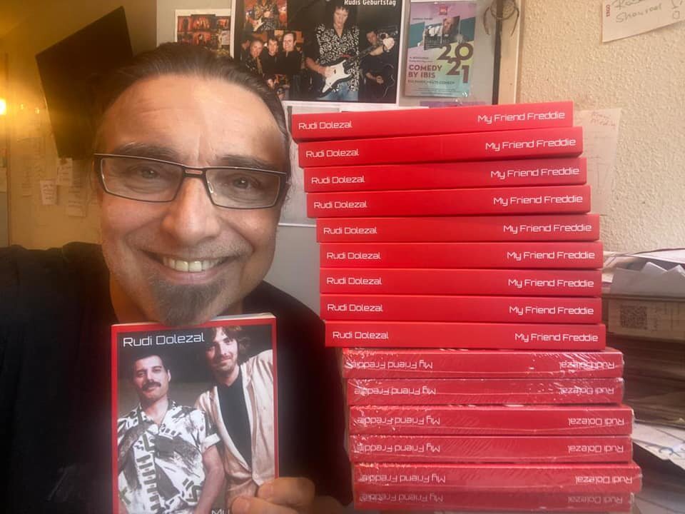 Руди Долезал демонстрирует свою книгу "Мой друг Фредди"