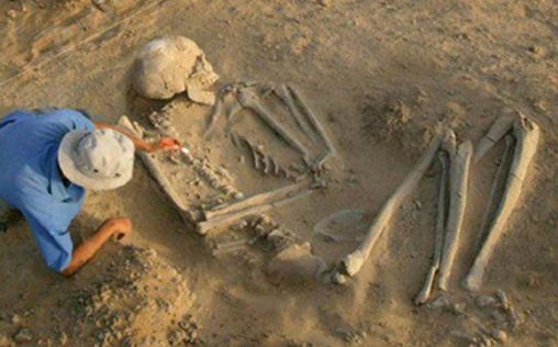 Раскопки польских археологов возле пирамиды Джосера в Египте.