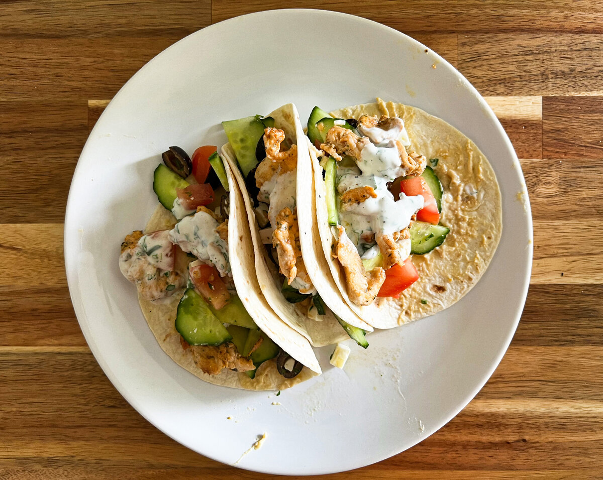Такос из тортильи с овощами и жаренной курицей.