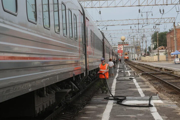    Новый состав по своей длине обогнал предшественников. Фото Алексея Танюшина
