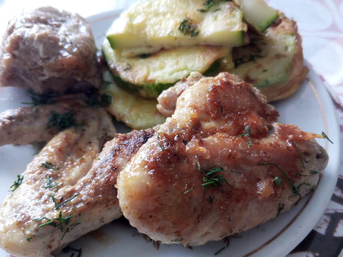 Куриные крылышки и кабачки в яичном кляре
