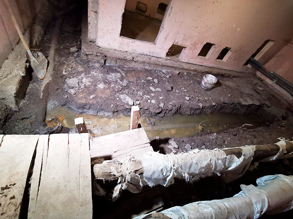 Слив канализации с фекалиями производился прямо в подвал дома Фрунзе 1/1 на протяжении нескольких лет