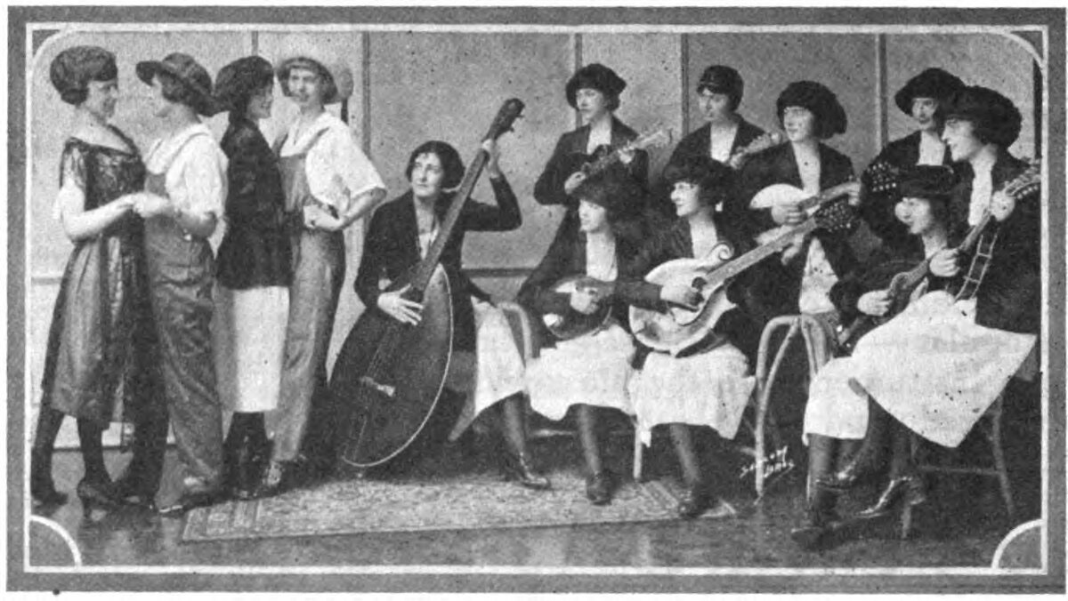 Басовая модель Gibson Style J Mando bass (слева).