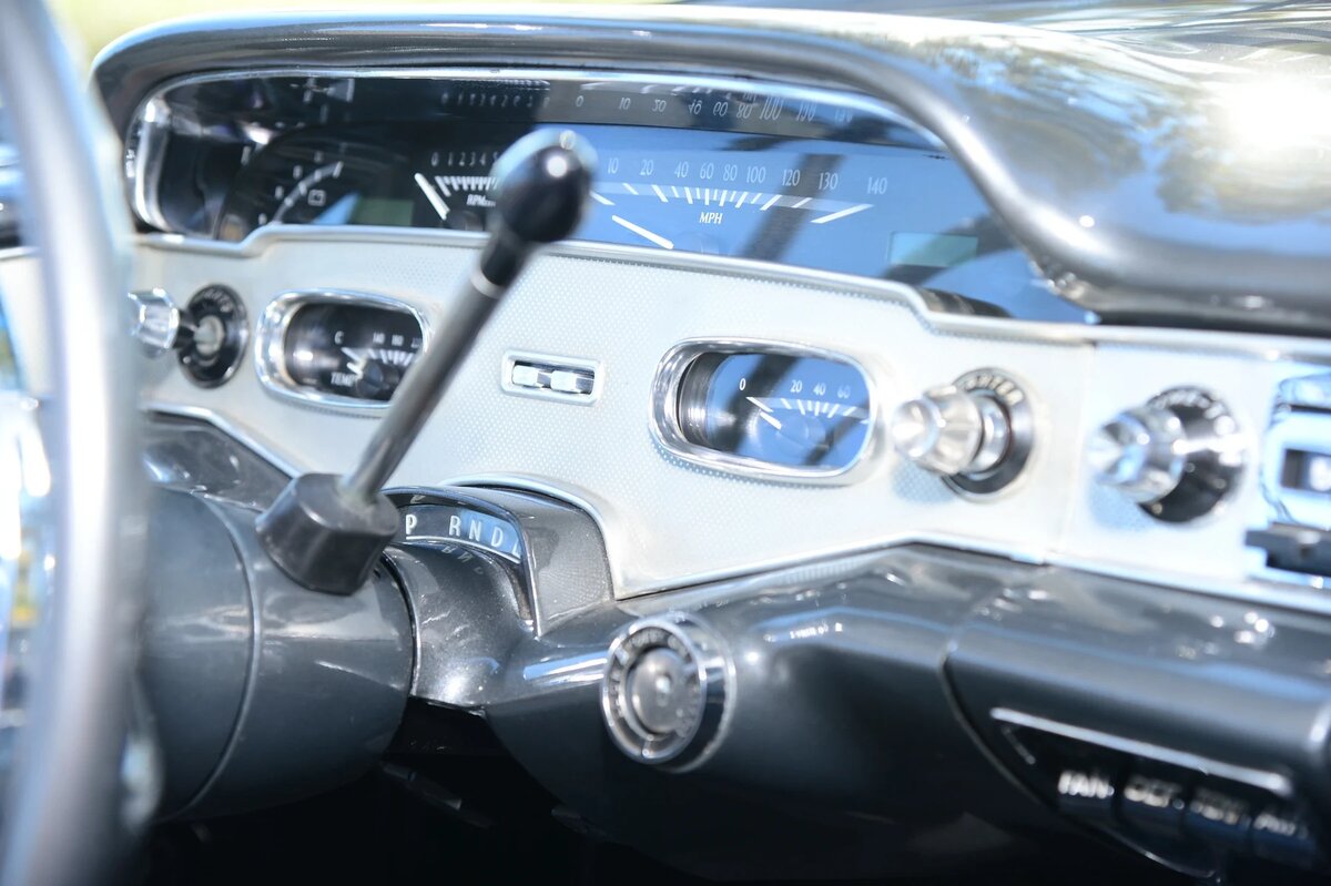 А это кочерга автомата на Chevy Bel Air того же, 1958 года. Думаю, что Кинг выбрал её как более наглядную демонстрации самостоятельности Кристины. 
Фото с сайта chevyhardcore.com