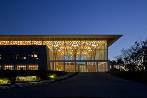 Источник изображения - https://parametric-architecture.com/wp-content/uploads/2018/10/PA_Nine-Bridges-Golf-Club-House-_3b.jpg