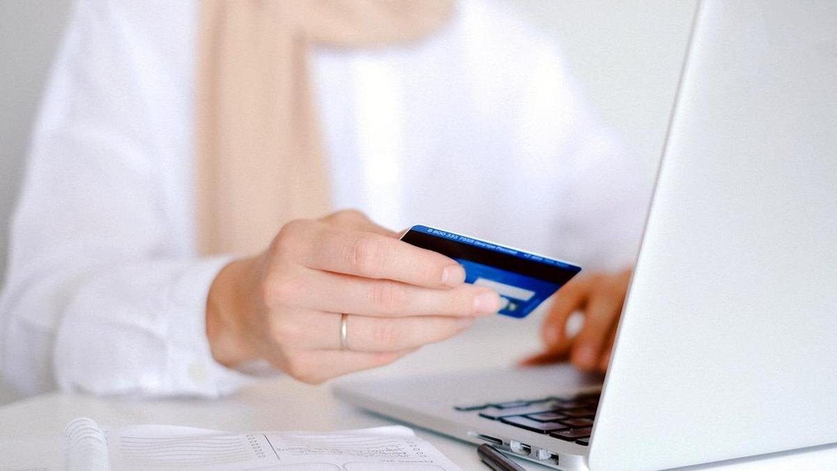    Девушка держит в руках банковскую карту:pexels.com