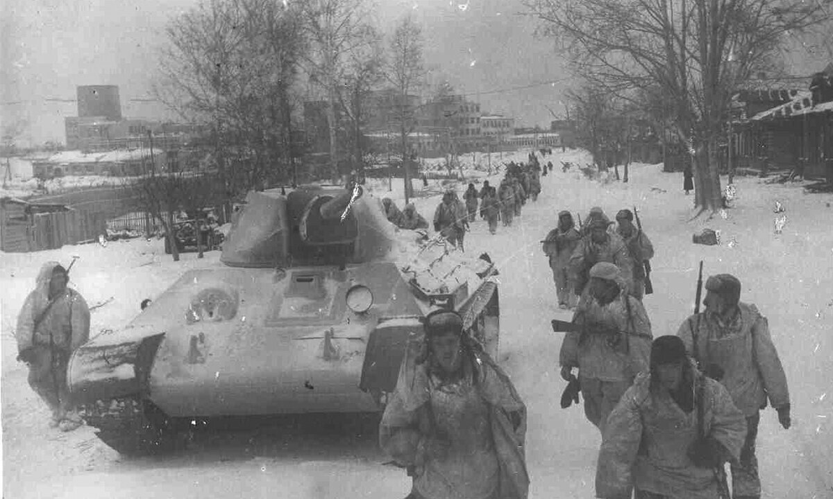 Советские войска вступают в освобождённую деревню во время контрнаступления