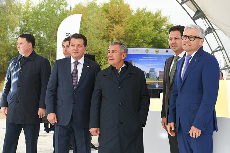    В церемонии начала строительства первого жилого комплекса у берега Волги участвовали президент РТ Рустам Минниханов, мэр Казани Ильсур Метшин и глава минстроя РТ Марат Айзатуллин