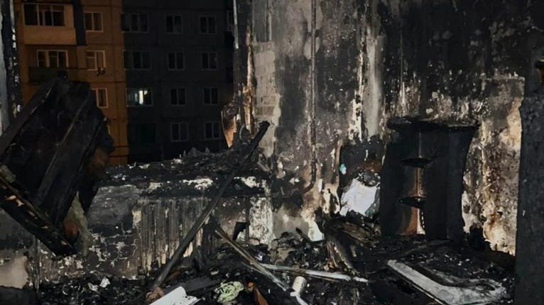     В Красноярском крае пьяный мужчина пришел к комнате в общежитии, где жила его бывшая с ребенком и ухажером, облил его горючей жидкостью и поджег.